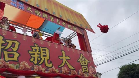 拚脫單！男生們手伸長囉！　嘉義月老祖廟古式拋繡球登場