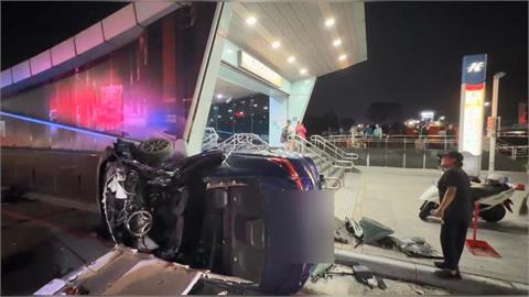 高雄2車猛撞"1車衝捷運站出口側翻" 5人受傷