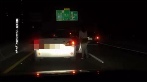 急著下車？　台88線驚見女子車陣中開門下車