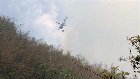 阿里山野火續燒 空勤總隊吊掛水袋灑水救火
