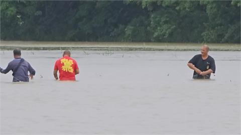 苦中作樂！屏東恆春龍水里水淹及腰　居民自備漁網捕魚