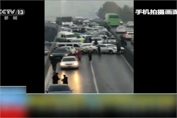 中國陝西路面結冰 30多車打滑追撞