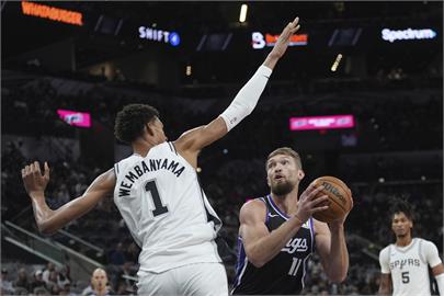 NBA(影)／夢幻步伐躲不掉大掃把！文班亞馬「新鮮彈簧腿+麻辣鍋」伺候沙皇