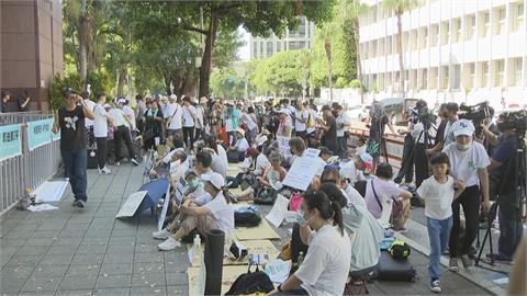 快新聞／小草在北檢外聲援柯文哲　議員酸鄭文燦被收押有人包圍桃檢嗎？