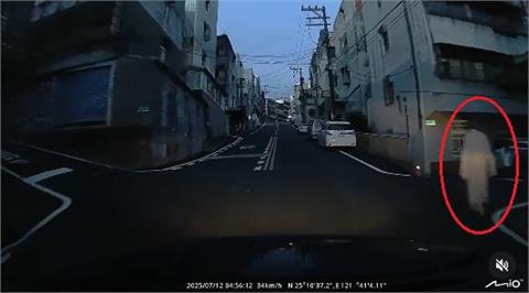 清晨開車撞見「白袍無頭人」詭異遊走！駭人畫面流出網抖爆：到底是什麼？