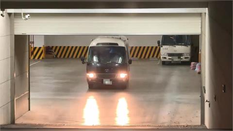 最新／涉幫中國買通現役軍人　《中天》主播林宸佑晚間被押往看守所囚車畫面曝光