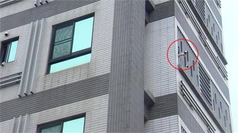 禍從天降！四樓住戶狂丟鋁罐　記者採訪險被砸中