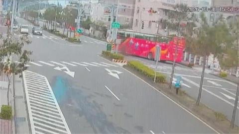 生死一瞬間！安親班遊覽車擦撞機車　騎士倒車底險遭輾