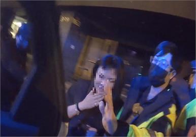 醉態百出！女子酒後倒臥人行道　頻撒嬌見警喊「寶貝」