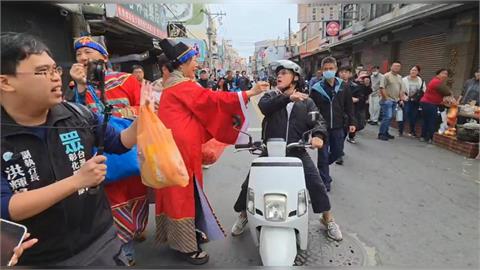 快新聞／黃國昌掃街再被嗆！阿伯狂喊臭俗辣　志工往嘴硬塞糖果一掌甩開