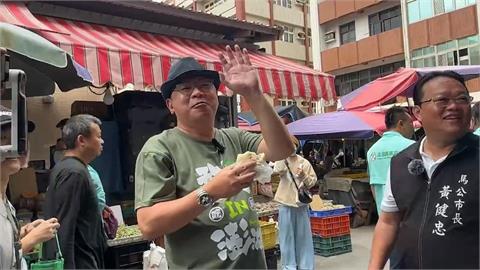 王義川赴澎湖拍節目！　大啖限定美食、民眾搶合照