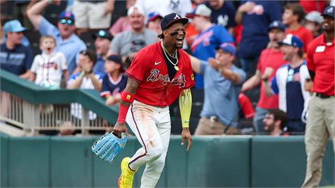 MLB(影)／超強雷射肩來了！阿庫尼亞「無彈跳」長傳三壘阻殺美技讓洋基球迷全傻眼