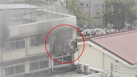 東京小學火警11傷！ 疑「救助袋操作不順」師生站窗台待援