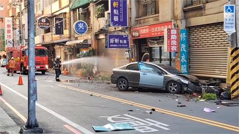 桃園駕駛恍神撞民宅　撞斷大樓管線瀰漫「瓦斯味」消防車灑水警戒