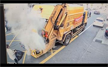 誰這麼沒良心？整袋香灰丟垃圾車　清潔隊員慘遭「活埋」