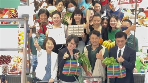 有冷氣的「屏東西市場」正式開幕　蕭美琴提茄芷袋採買