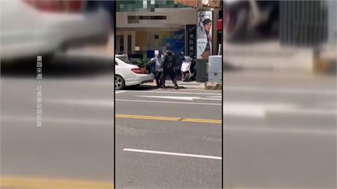 行車糾紛！台南轎車輪胎疑碰撞機車　駕駛「亮球棒威嚇」遭騎士氣勢輾壓