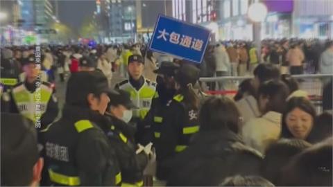 平行時空？中國民眾公安乾瞪眼　跨年夜嗨放煙火熱鬧一下被駕走