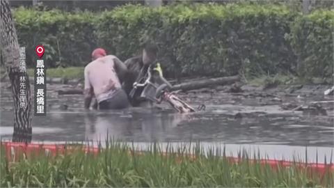 獨/鳳林老翁連人帶車卡泥濘 明利村部落青年路過助脫困