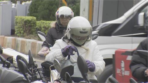 紫外線殺菌除臭僅8分鐘！　「安全帽專洗機」紅到國外