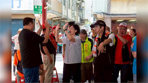 快新聞／週末勤跑廟宇！蘇巧慧頻遇民眾喊「凍蒜」　溫柔堅定回應：扛起新時代責任