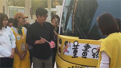 陳其邁化身「陳三歲」畫棒棒糖！　　跟小朋友鬥嘴「指鹿為馬」