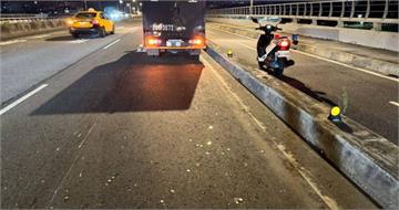 運鈔車門沒關好「撒幣浮洲橋」 警方花1小時協助撿錢