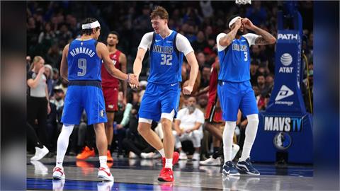 NBA(影)/18歲狀元旗子哥帶隊衝全隊7人得分上雙!獨行俠滅熱火首度三連勝