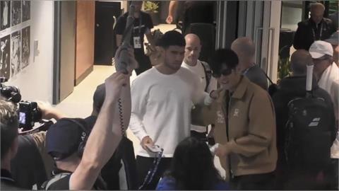 澳網(影)/華語樂壇天王遇上世界球王!周杰倫一分大滿貫賽前與艾卡拉茲輕鬆互動