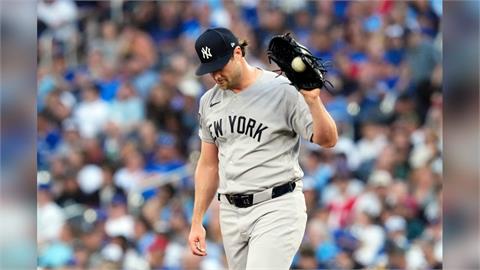 MLB(影)／傳球竟然把「手套撞飛」太扯了！洋基離奇守備搞砸柯爾優質先發遭逆轉