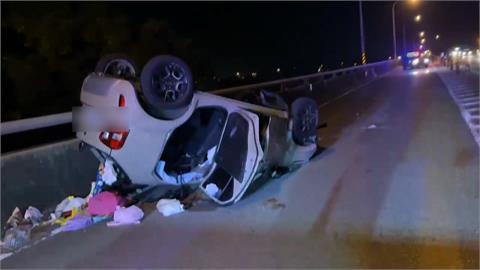 拖車載運廢電纜掉落車道　後車閃避不及碰撞翻覆