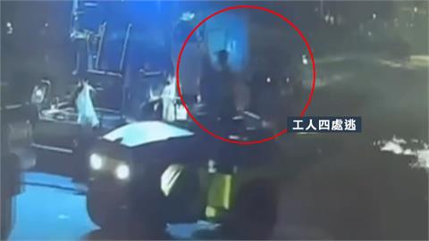 新北鋪設柏油釀工安意外！　貨車沒注意車斗高度　勾斷電桿線　害大停電