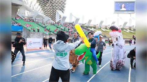 準備好了！馬拉松賽場「接棒陳其邁」　邱議瑩直衝終點喊：高雄贏