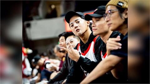 籃球(影)／場邊敷面膜當自己家！拿莫·伊漾「大鬧」戰神主場！國中同學竟是「他」