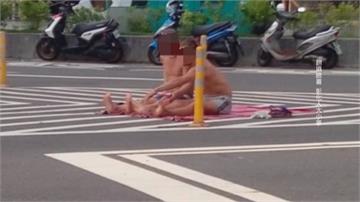 2外籍男子裸上身躺馬路日光浴  網友喊：這不是夏威夷