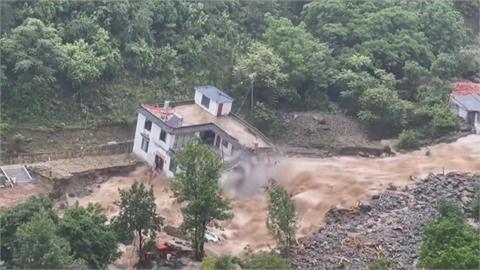 雲南暴雨成災！　貢山縣小鎮成孤島　三層樓酒店「整棟墜河」