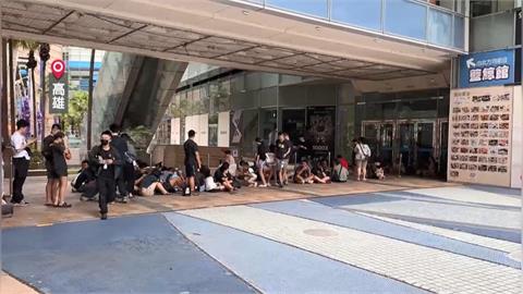 颱風假逛百貨？高雄百貨午後營業　門口人潮大排長龍.周邊道路塞車