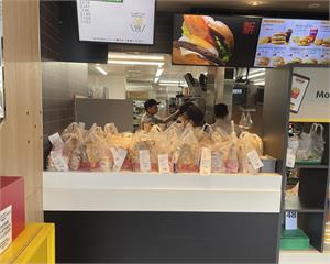 中國黃牛搶爆吉伊卡哇！麥當勞餐點丟滿地　日網氣炸：毫無道德