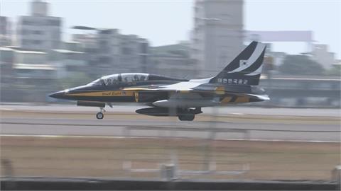 韓空軍「黑鷹表演隊」再度過境　降落高雄整補吸引航空迷搶拍