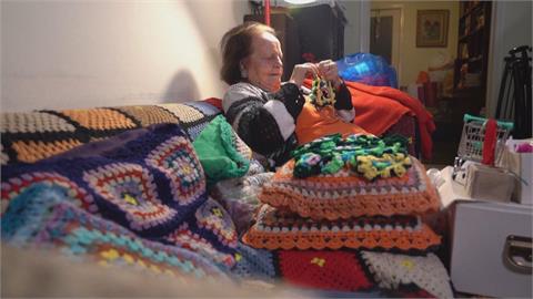 希臘93歲嬤不停鉤圍巾　全數捐歐洲難民營孩童