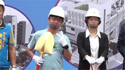 酒後失態？彰化縣議長謝典霖出席動土典禮　鏟子拿反頻比Ya