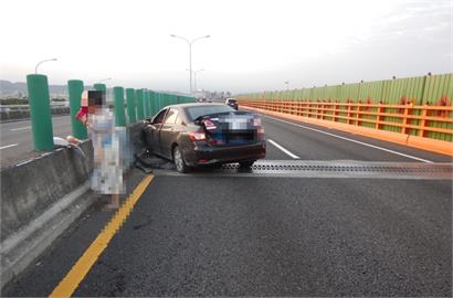 有影／台74自撞分隔島！　女駕駛下車竟「翩翩起舞」一邊大啖火龍果