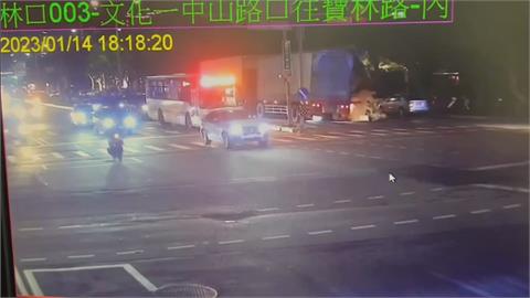 聯結車過彎速度過快　門閂鬆脫 瓶裝水散落一地