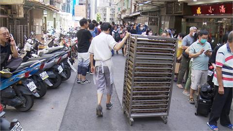 搶買月餅！小潘現排隊人龍　犁記、佳德擴增人手分工