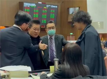 快新聞／壯世代爭議狂燒！吳春城辭立委　四叉貓笑：拍吳沛憶桌子把自己位子拍掉