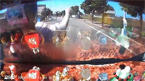 越籍男駕車疑恍神！　追撞女騎士害慘摔「滾3圈」