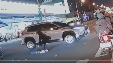 罐頭散落路中！女子趁紅燈撿拾遭撞倒　肇事駕駛假意送醫、下一秒開車逃