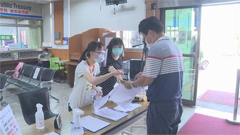 考生梅花座、戴口罩！監理站報考駕照名額限縮避群聚