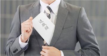 月薪7.4萬也撐不住！同事離職工作全丟給他　主管一句話讓人好心寒