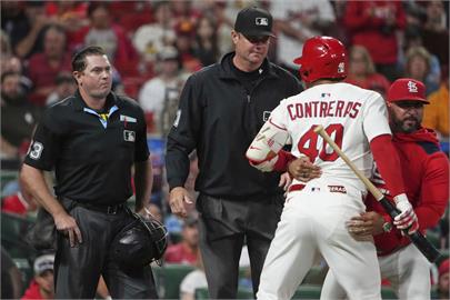 MLB(影)／大場面！球星遭驅逐暴怒嗆主審　砸球棒「誤傷友軍」致歉：不是故意的